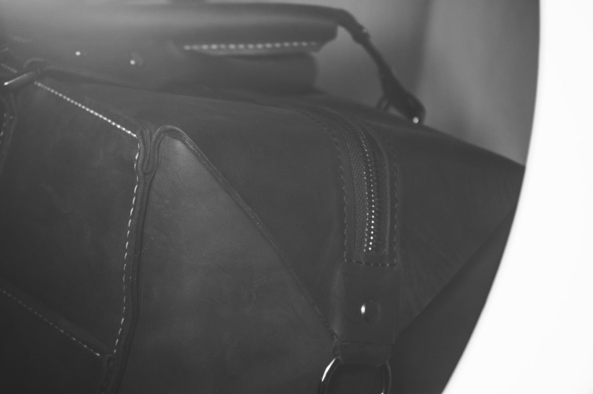 Zip-top mouth and handle detail